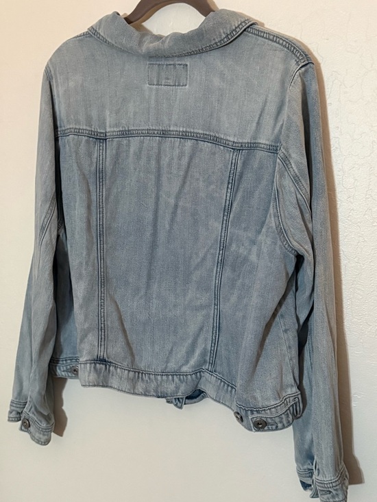 Torrid Light Wash Denim Jacket EUC - Picture 4 of 4